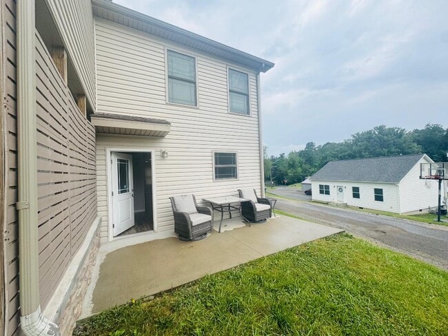 Building Photo - 811 Riverview Ln