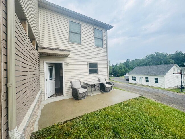 Foto del edificio - 811 Riverview Ln