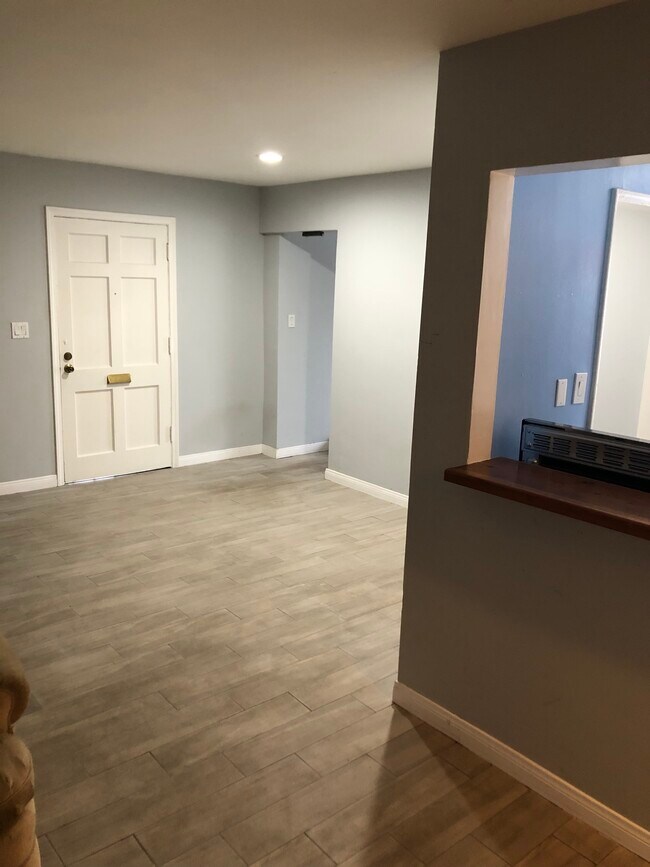 Entrance Area - 11343 Utopia Ave
