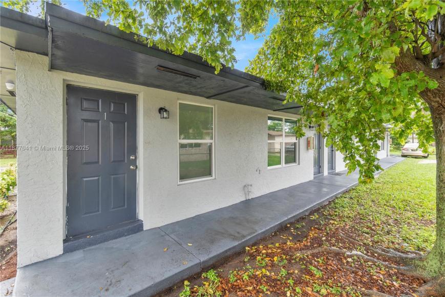Foto principal - 3 bedroom in West Park FL 33023