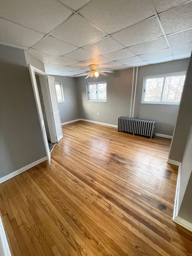 Building Photo - Updated 3 or 4 Bedroom, 2 Bathroom Home in...