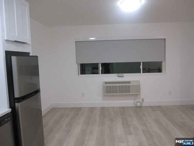 Building Photo - 119 1st St
