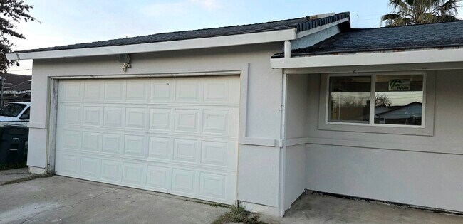 Garaje delantero de la casa - 1551 Hickory Ln