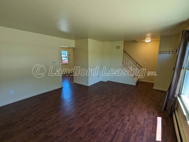 Foto del edificio - Updated 4-Bedroom Townhouse with Modern Fe...