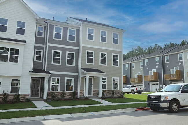 Building Photo - Spacious End Unit Townhome in Beautiful Ne...