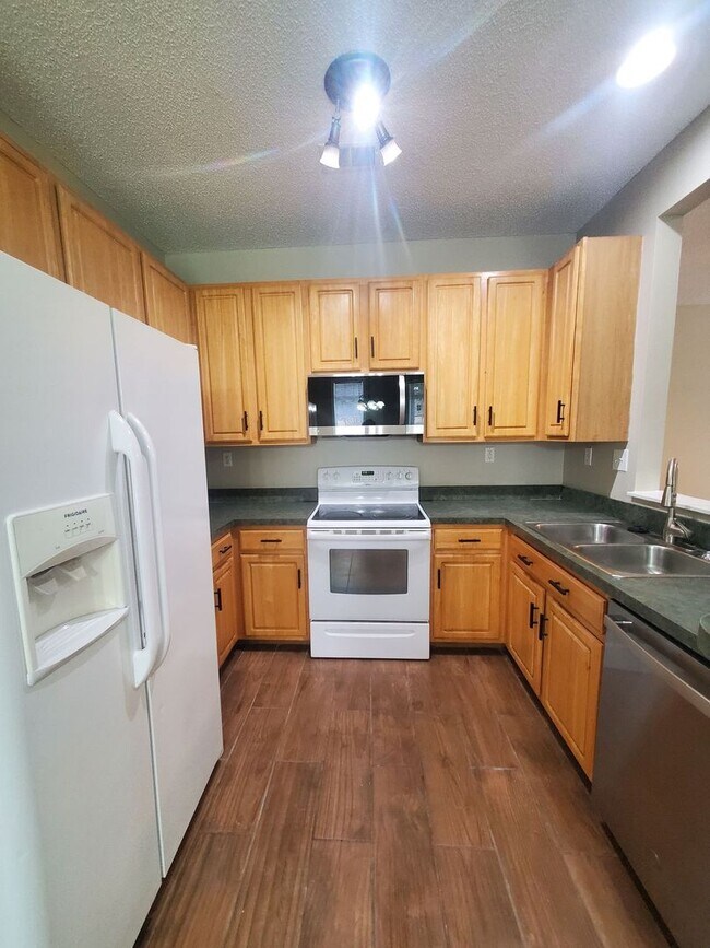 Foto del edificio - Charming 3 bedroom in a well-established n...