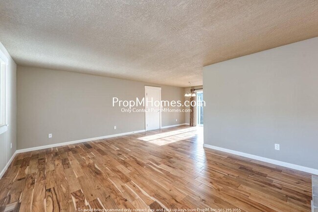 Building Photo - Updated Three Bedroom Gem in Oregon City!