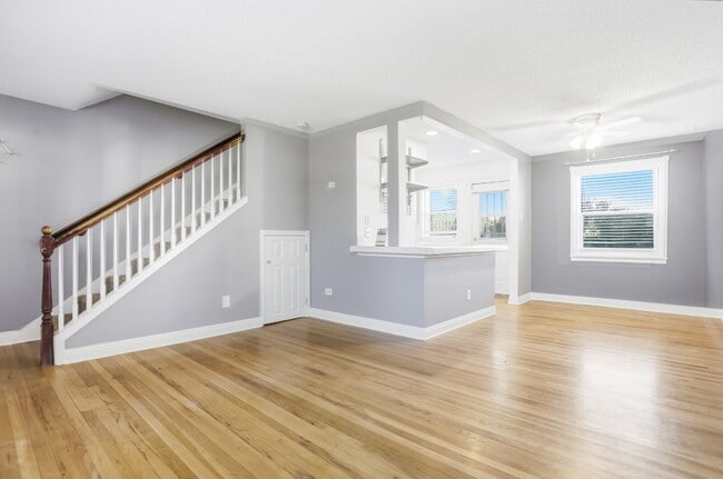 Building Photo - Park Hill townhome with outdoor space and parking