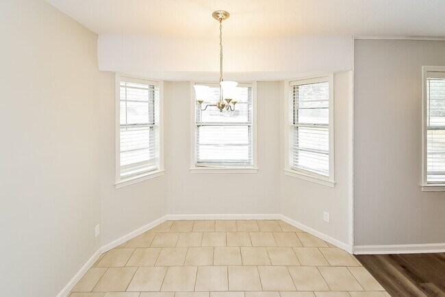 Foto del edificio - 9077 Neil Ave