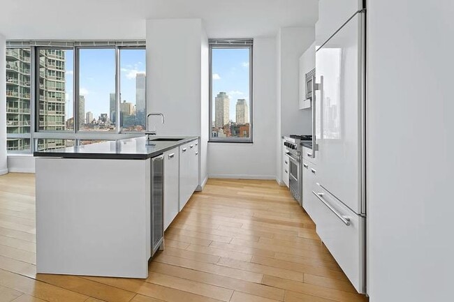 Building Photo - 3 bedroom in LONG ISLAND CITY NY 11109