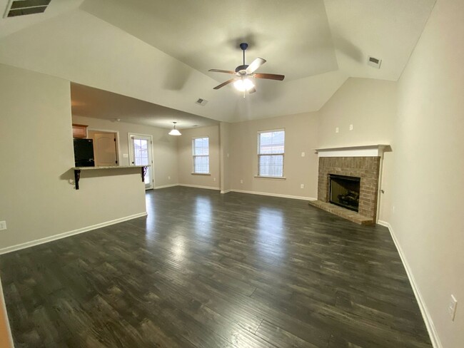 Building Photo - 4 bed 2 bath in Cordova w/ granite counter...