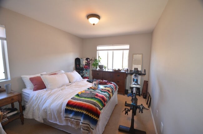 Building Photo - HEAT INCLUDED! Summer Only Rental!