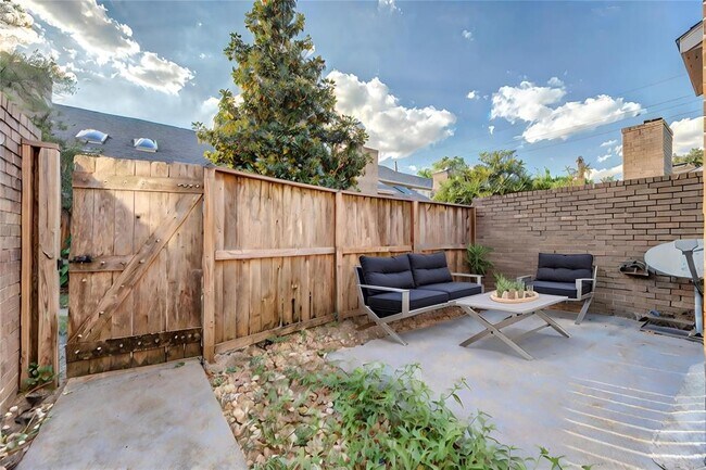Foto del edificio - 13912 Hollowgreen Dr