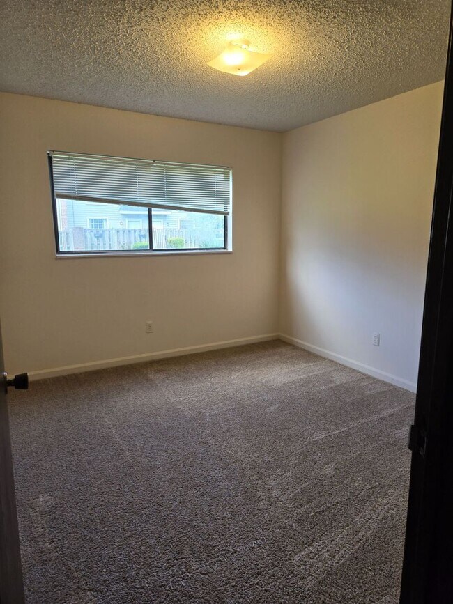 Building Photo - 2 Bedroom, 1 Bath Garden Flat