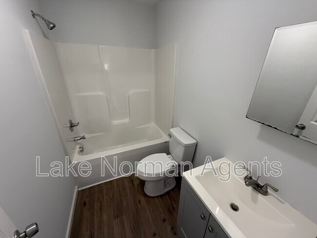 Foto del edificio - 2320 Shade Tree St
