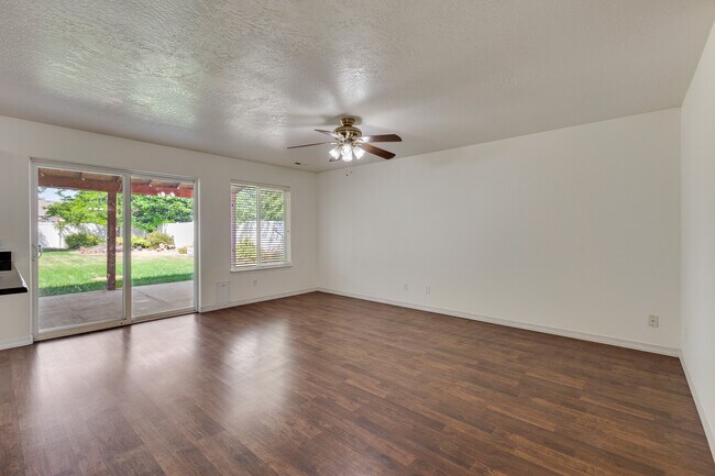 Foto del edificio - 3988 W Lennox Loop