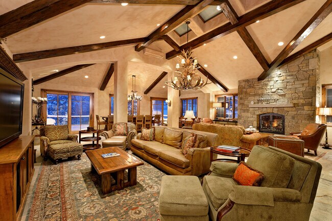 Building Photo - 916 Pine Crest Dr