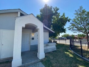 Building Photo - 1001 S Owens St