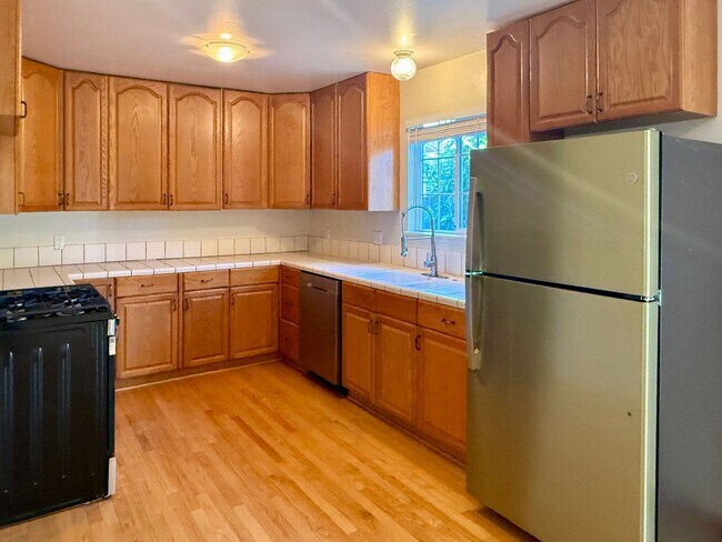 Foto del edificio - Must See Sharp 3 Bedroom 2 Bath Home in West San Jose