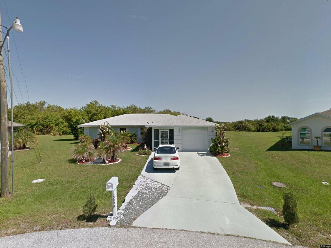 Foto principal - "Charming 4-Bedroom Oasis with 3 Full Bath...