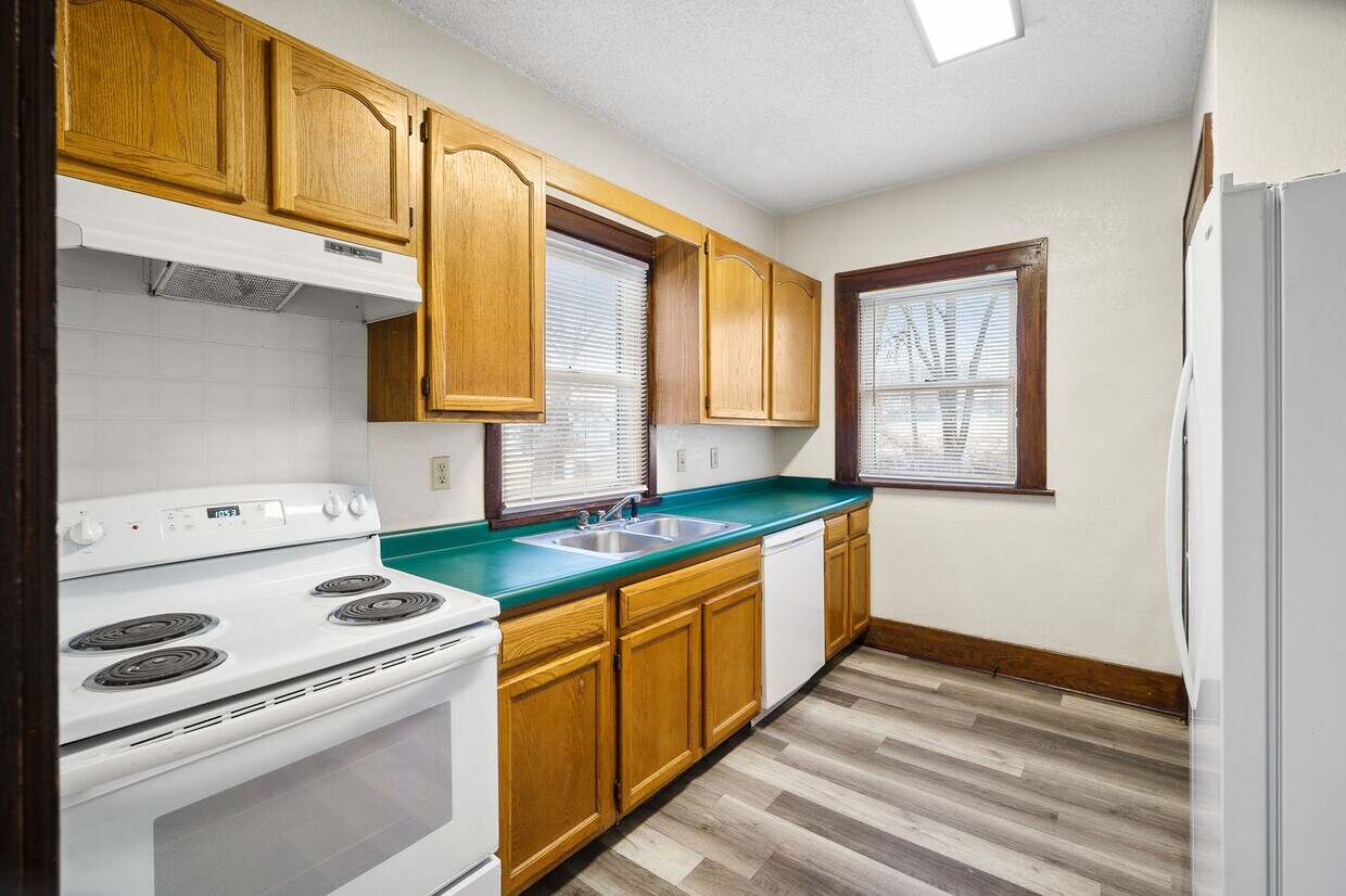 Primary Photo - 3200 Woodland Ave
