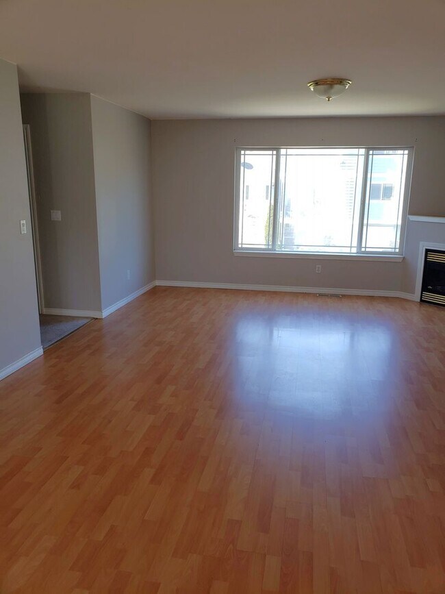 Foto del edificio - Spacious Three Bedroom Available Soon