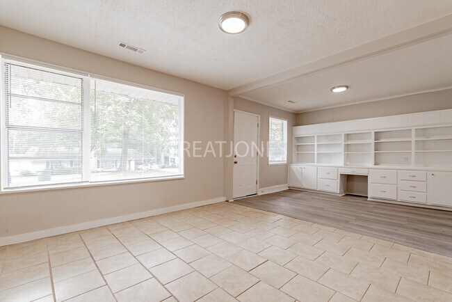 Foto del edificio - REDUCED! - NOW OFFERING HALF MONTH FREE OF...