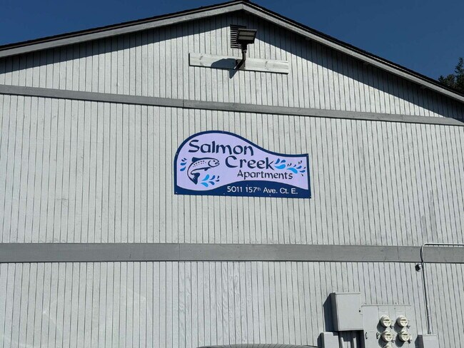 Building Photo - "Charming 2-Bedroom Bottom Floor Haven in Sumner"