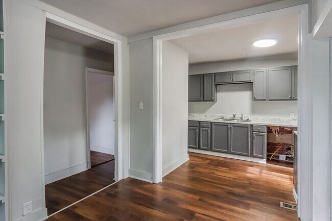 Foto del edificio - 6736 Frankfort Ave