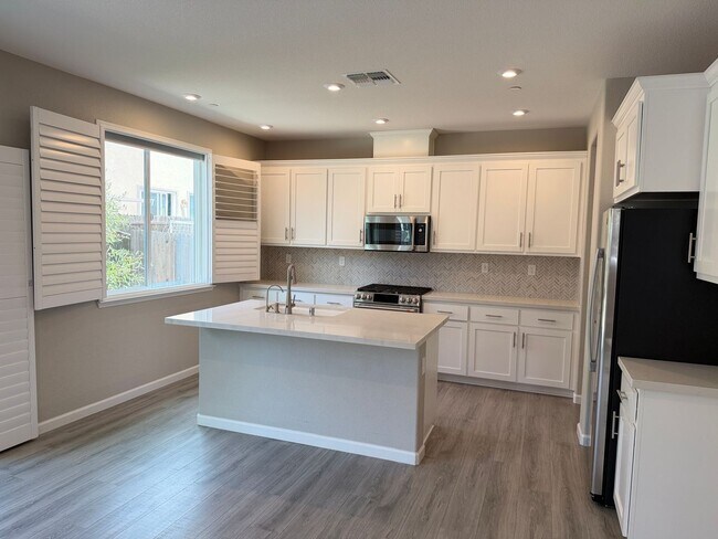Building Photo - Welcome to 700 Apricot! Located in the heart of Vacaville.
