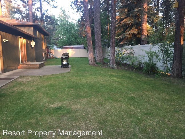 Building Photo - 5999 N Pinegrove Dr