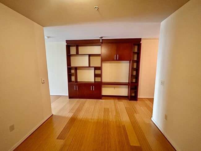 Building Photo - Fantastic Studio Apartment with 2 parking spaces included! AVAILABLE NOW!