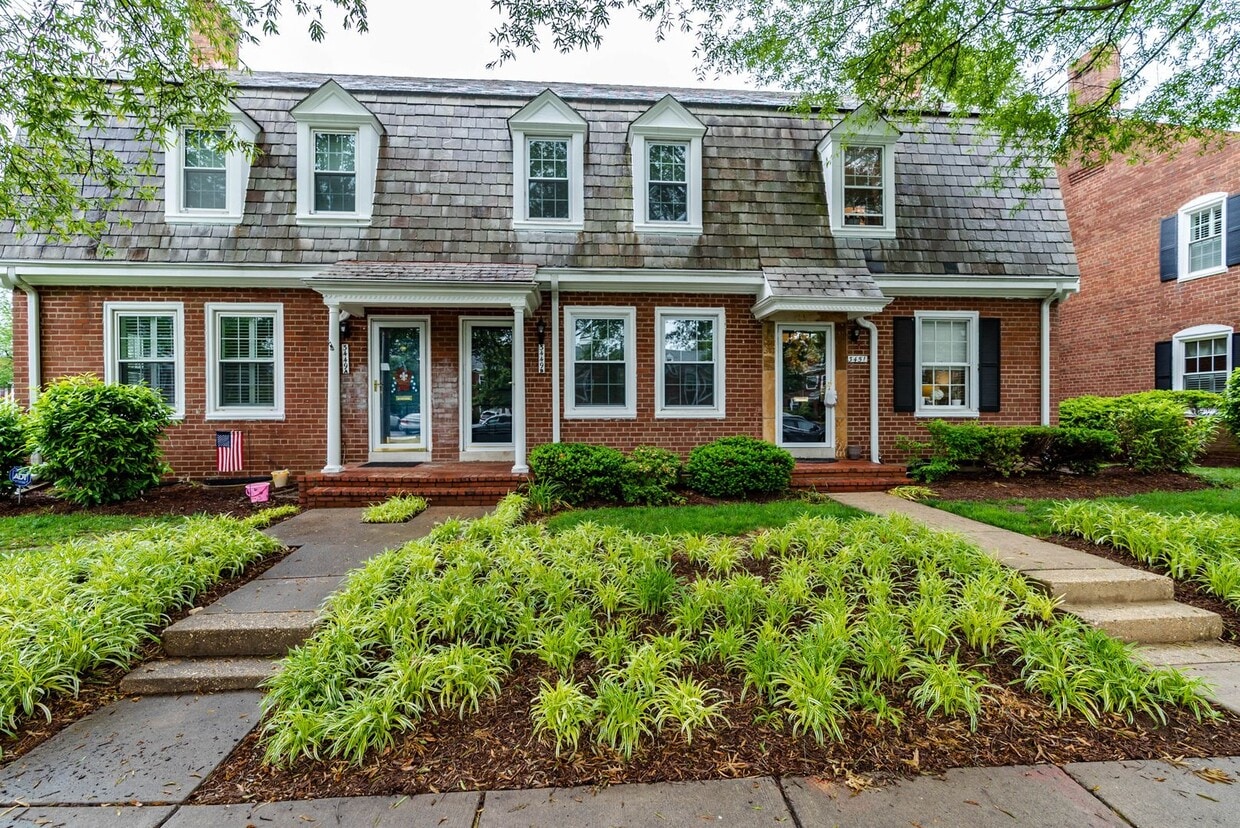 Primary Photo - Beautifully Maintained 3 Levels, 2 Bedroom...