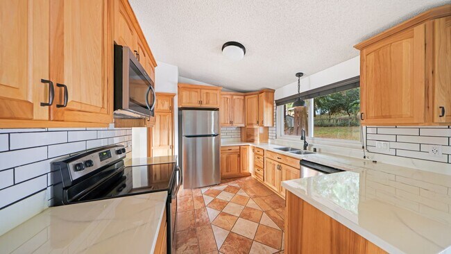 Building Photo - 3 Bed 2 Bath - Large Backyard - Groups - N...