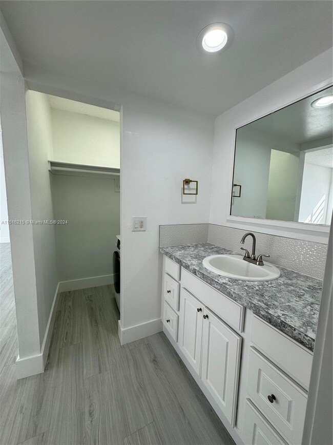 Building Photo - 5525 SW 41st St