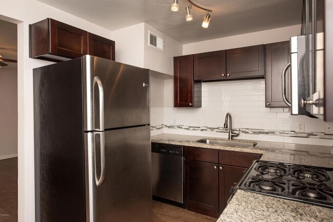 Photo - 502 E Mariposa St Apartment