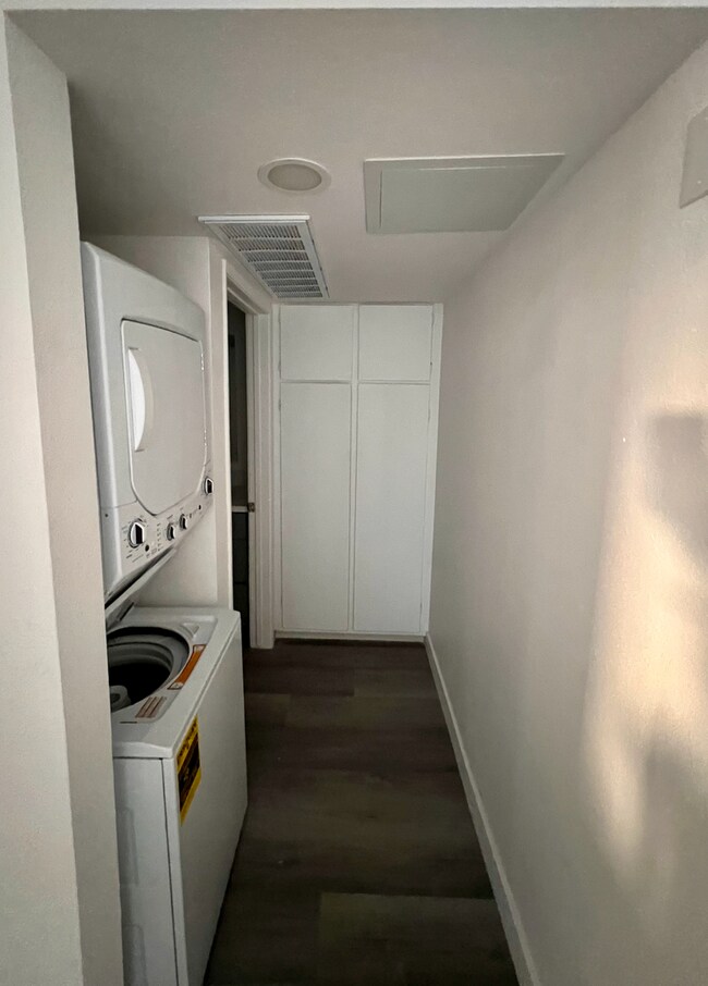 Foto del edificio - Modern 1-Bedroom Apartment in Gated Van Nu...