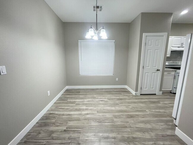 Foto del edificio - Inside the gated community townhouse