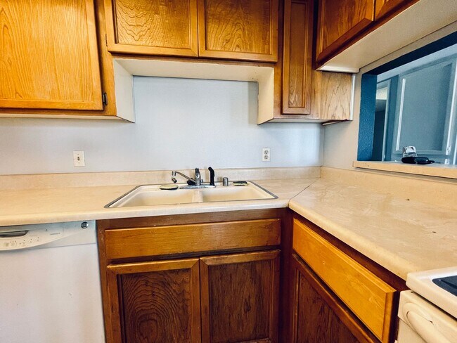 Building Photo - Downstairs Corner 2-Bedroom Condo in Central Las Vegas Location!