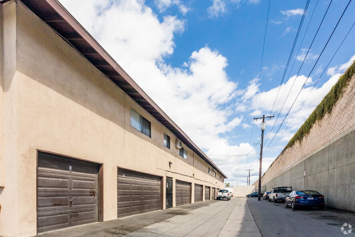 Garages - Canfield Lane Apartments