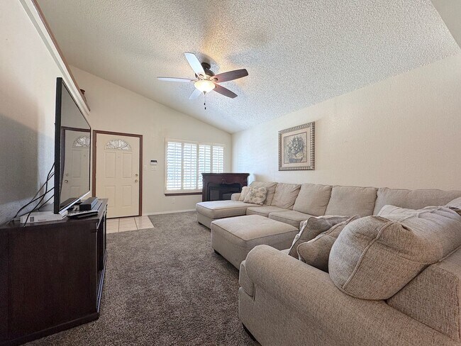 Building Photo - East El Paso 4bed/2bath Refrig A/C!