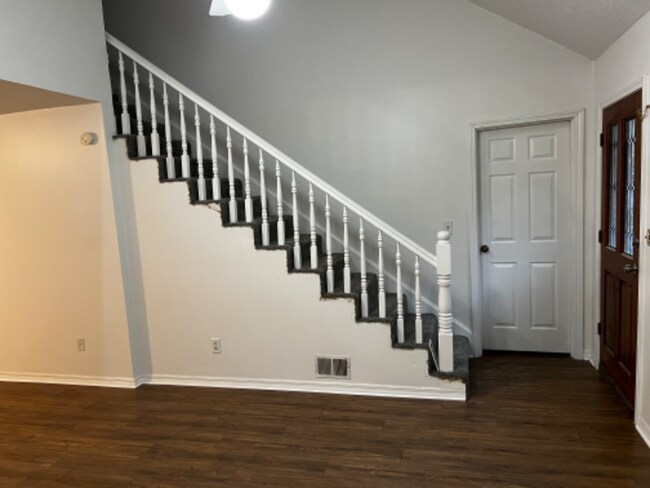 Building Photo - 408 Rice Dr