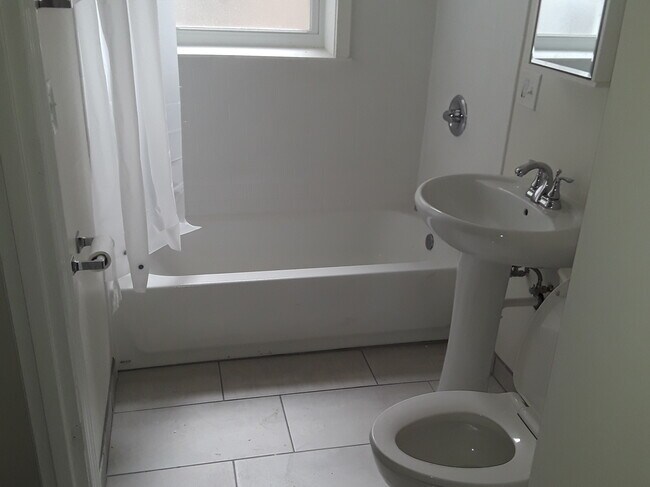 Bathroom - 114 N Hamlin Blvd