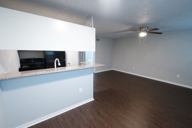 Foto del edificio - Apartamento recien remodelado / Beautiful recently remodeled apartment. Fast move in bonus!