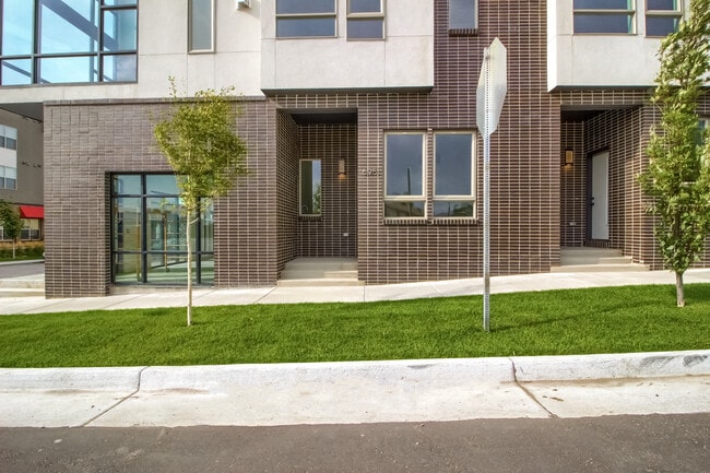 Building Photo - 2098 S Galapago St