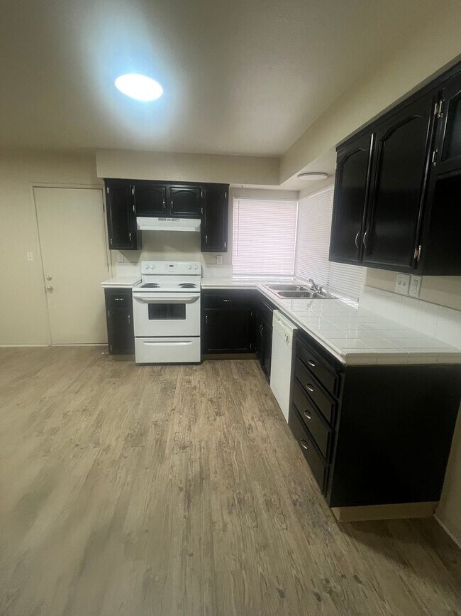 Foto del edificio - 1040 E Donna Dr