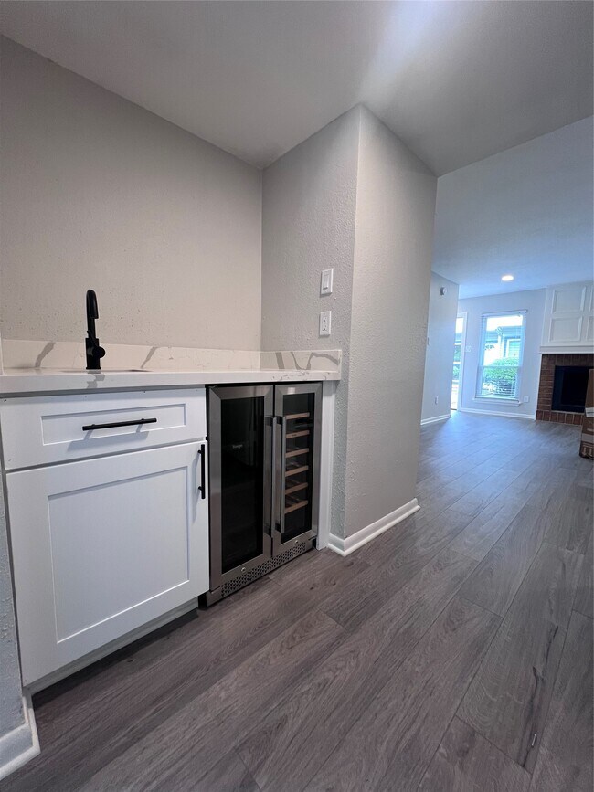 Foto del edificio - 5917 Fairdale Ln