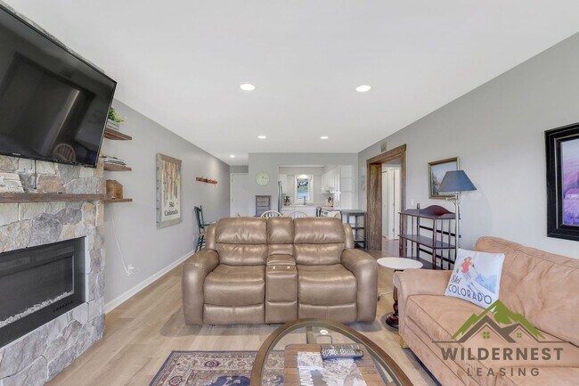 Building Photo - Remodeled Buffalo Woods Condo with Breatht...
