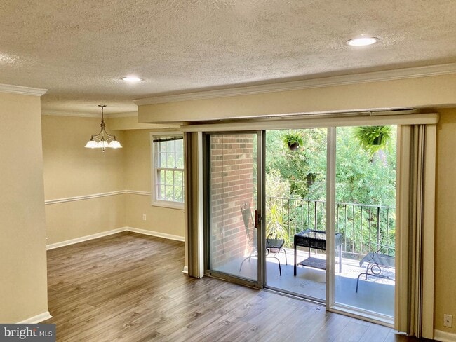 Foto del edificio - 3931 Lyndhurst Dr