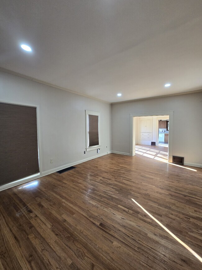 Building Photo - 517 S Vine St